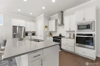 Big Island w/eating space second oven