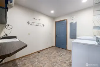 The utility room has a laundry sink and washer/dryer.