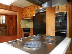 Cook top works great, Oven over there has a burner out and seller just figured we'd let a buyer handle any remodeling!!