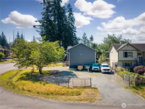 Tons of parking R/V & Boat on a pull through driveway