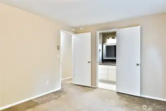 primary bedroom to continental bathroom