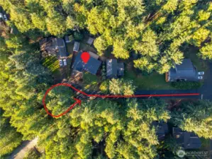 Red arrow points out the circular road.