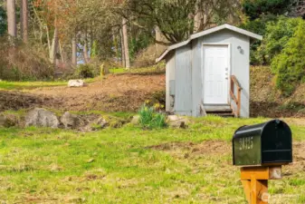 The sweet parcel is ready for your island life, mailbox included.