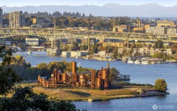 Stunning views of Gasworks Park to the north from the rooftop deck!