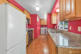 Sunny Kitchen w/granite countertops