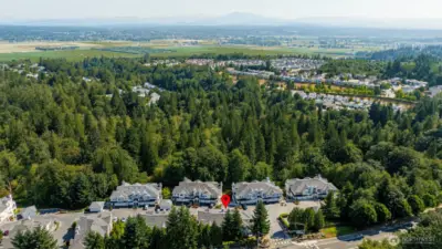 This is a small complex and is close to grocery stores, restaurants, and just a stones throw from downtown Snohomish.