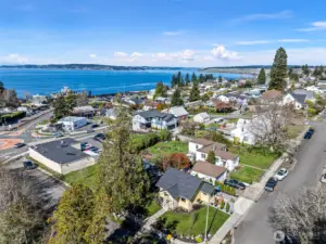The location of this home is just a short stroll to a coffee shop, restaurants and bars, a park, the waterfront, and the Anderson Island Ferry.