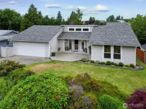 Lovely daylight Rambler in the perfect location in The West Slope Tacoma. Perfect for Generational living on a nice big lot!