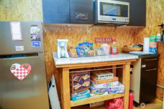 Equipped With a Fridge and Microwave. Ready for use