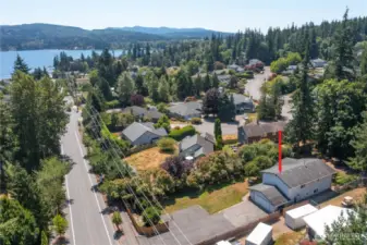 Enjoy short walks to the lake. It's only a couple of blocks away!