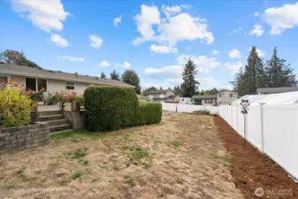A tiered Large Lot offers many areas to utilize for your own needs. Fall and winter rains will green the lawns.