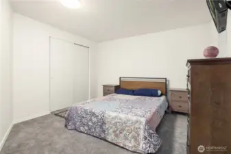 Large bedroom uptairs (2)