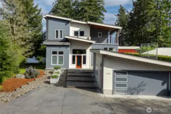 You will be in agh when you enter into this amazing Contemporary home.