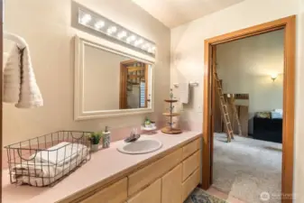 Jack & jill bathroom upstairs
