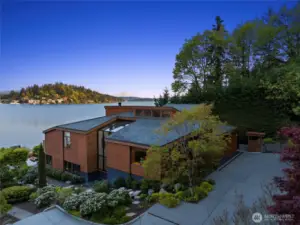 Designed by renowned architect Rick Chesmore—this signature residence features captivating, panoramic views of Mt Rainier, Bellevue skyline and all of the amazing maritime performances on the glistening waters of Meydenbauer Bay.