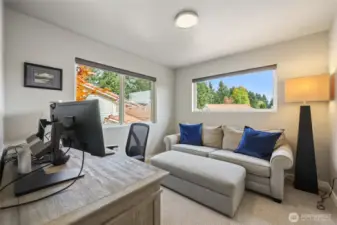 Nice & bright bedroom #1/office.