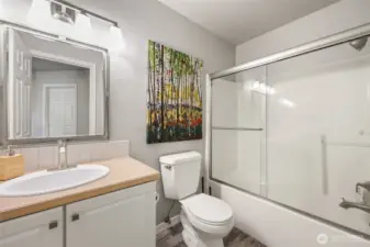 Upstairs full guest bathroom.