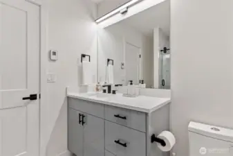 Full bath in 2nd primary bedroom