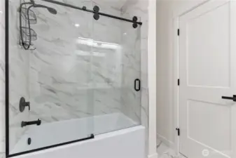 Full bath in 2nd primary bedroom