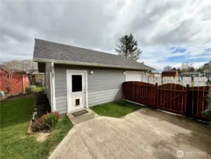 Detached Garage w/bonus room