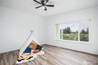 Bonus room on middle floor