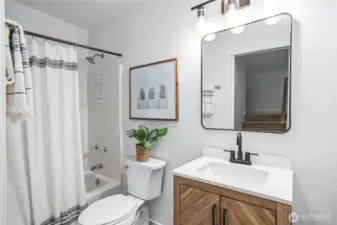 Guest suite full bathroom