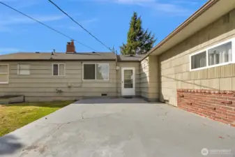Large patio, great for outdoor entertainig.