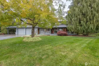 Inviting front entry beckons you to enter!