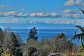 Inhale, exhale, repeat. Enjoy the ever changing skies and glistening waters on a daily basis. This is natures' Big Screen with a playlist you will not tire of. Unplug and reset to Island Living!