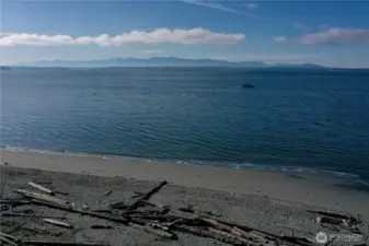 Enjoy the sandy shores of Mutiny Bay. Bring your kayaks or paddle boards and venture out into the Sound.