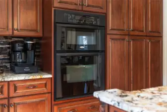 Double Oven & tons of storage