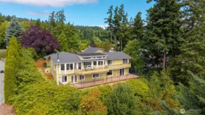 Greenery surround the home providing lots of privacy!