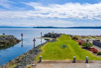 Enjoy beach combing, picnicking, playing, clamming & crabbing at Mariner's Cove community parks and beaches!