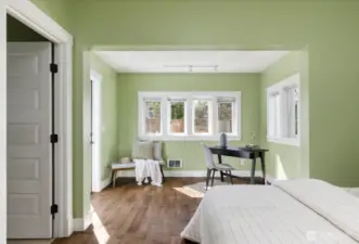 Plenty of light and an optional space for an office or reading area.