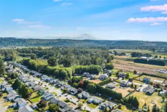 Easy access to the freeway and local restaurants and shopping!