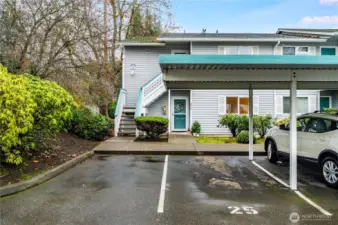 Pull right up, you're just steps from the door! No stairs to enter the unit.