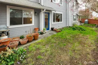 Room to garden and BBQ.