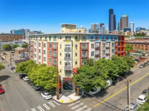 Just minutes to downtown Seattle near major buslines and King Street Station