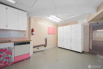 Full kitchen in lower level with washer and dryer hook ups.