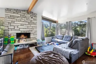 Light & airy living room and grand fireplace
