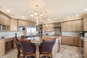 Kitchen w/ ample eating space