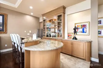 Expansive bar & Kitchenette