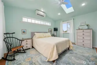 Easily accommodates a king size bed! *shown with queen size