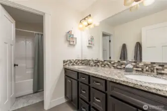 Full hall bathroom upstairs