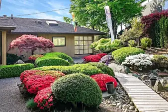 Enjoy the beautiful Japanese style garden and delightful pathway to your front door which is discreetly around the corner.