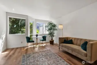 In classic PNW style, this condo’s expansive southern-exposure windows blend indoor comfort with the beauty of nature
