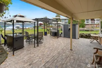 Patio w/included outdoor kitchen