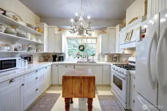 Cozy Kitchen w/ lots of storage