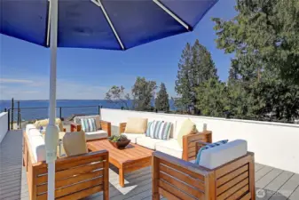 Rooftop deck, amazing water views.