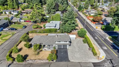 Expansive corner lot